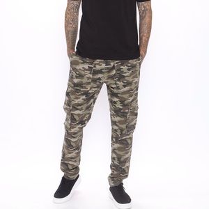 NWT Men’s Camo cargo pants